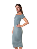 Vestido com fenda e modelador de ombros de fora